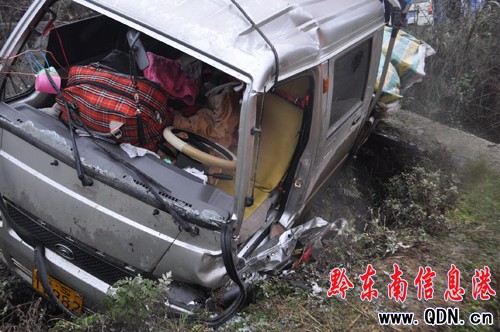 雨天路滑貨車失控沖下溝 麻江消防官兵成功營救