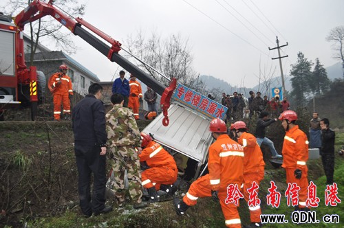 雨天路滑貨車失控沖下溝 麻江消防官兵成功營救