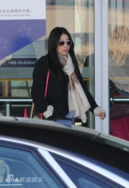 郭晶晶長(zhǎng)發(fā)墨鏡遮面星味足 獨(dú)自現(xiàn)身心情好
