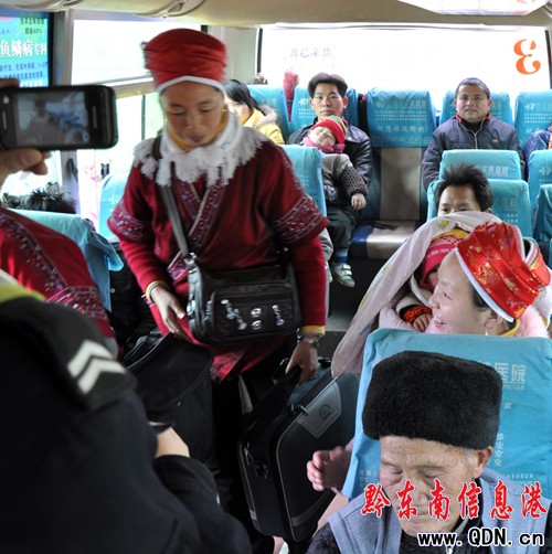 交警智斗交通違法駕駛人 查獲一嚴重超員客車