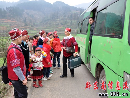 交警智斗交通違法駕駛人 查獲一嚴重超員客車