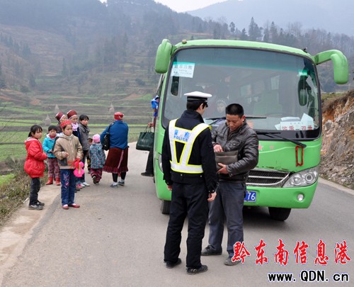 交警智斗交通違法駕駛人 查獲一嚴重超員客車