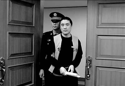 肇事嫌疑人被帶上法庭受審。本報通訊員李佳攝