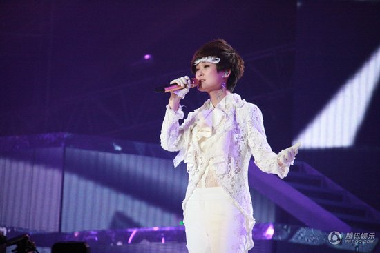 天娛發(fā)聲明辟謠:李宇春整形意外死亡消息不實