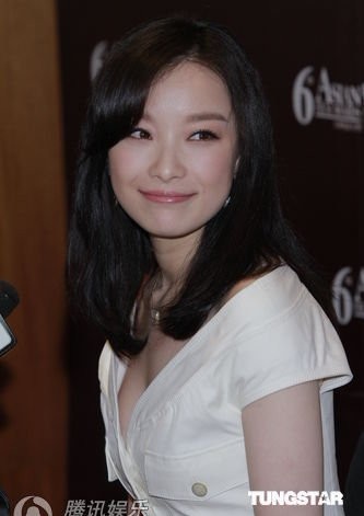 倪妮穿低胸“舊衫”叫板范冰冰 身材干癟無韻味