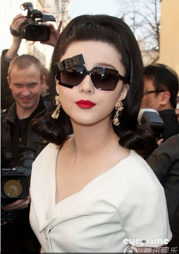 倪妮穿低胸“舊衫”叫板范冰冰 身材干癟無韻味