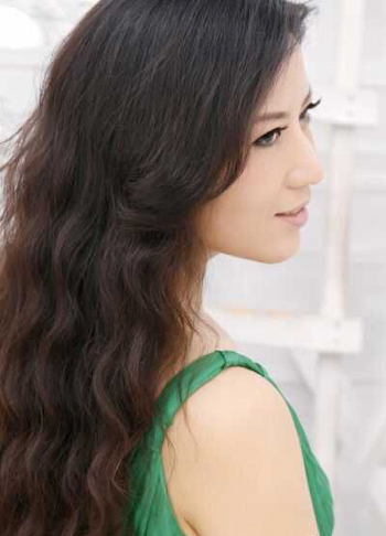 主播月嶸抗癌后再遇白血病化療前貼長發(fā)照紀(jì)念