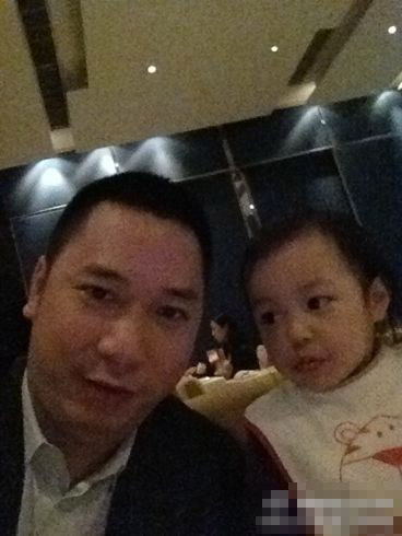 趙薇老公曬與女兒自拍 小四月大眼靈動(組圖)