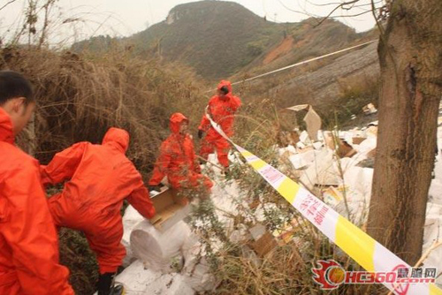 貨車翻入壕溝8噸有毒物泄漏 消防處置(組圖)