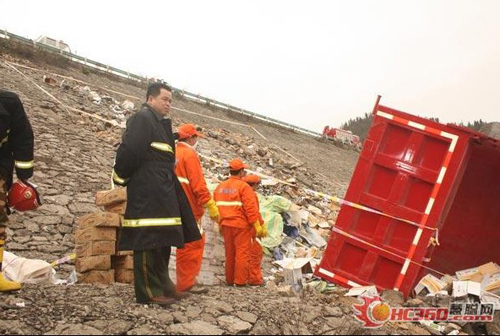 貨車翻入壕溝8噸有毒物泄漏 消防處置(組圖)