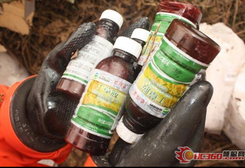 貨車翻入壕溝8噸有毒物泄漏 消防處置(組圖)