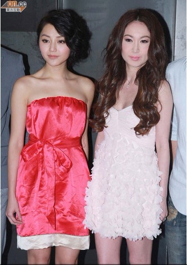 組圖:溫碧霞低胸裝頻撩秀發 自曝新片要講粗口