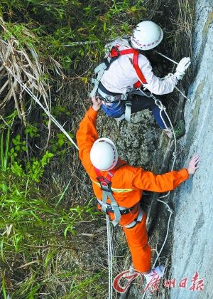 女子賞花遇山風被吹落百米懸崖