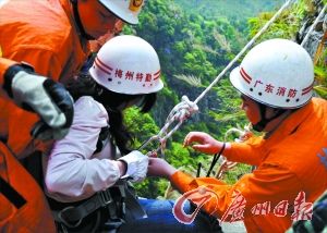 女子賞花遇山風被吹落百米懸崖