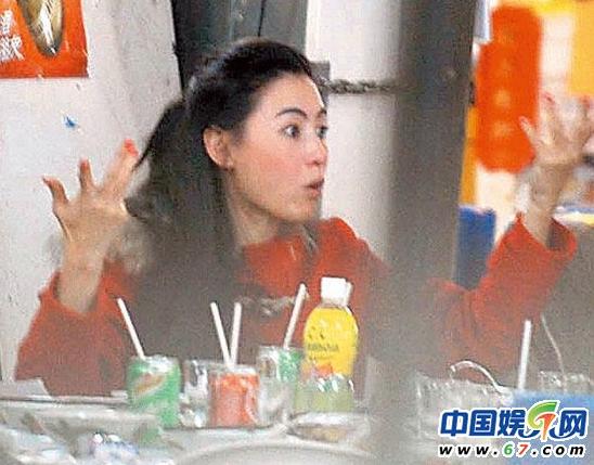 張柏芝與友人吃飯 指手畫腳顯大姐大風范(圖)