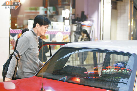周潤發乘坐的士趕回九龍塘寓所吃晚飯。