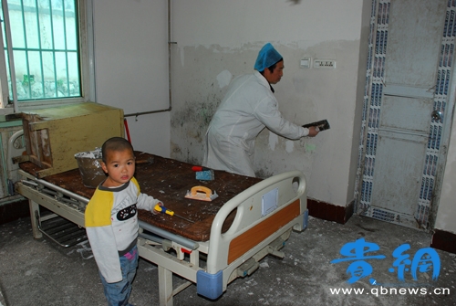 剛滿月媽媽就改嫁 苦命娃手指被炸求醫(yī)難(圖)