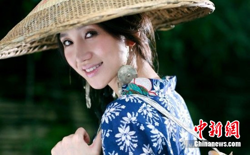 阿朵新歌明首發圖文書“煙雨鳳凰”曝感情史(圖)