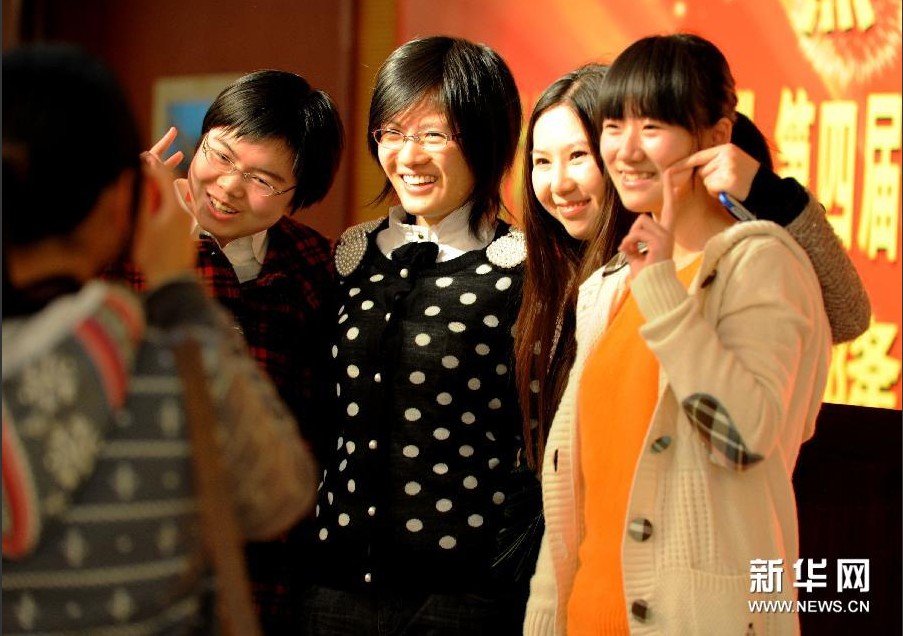 2012��3��27�գ����Č��Ї��d��ȫ�����H�����\��ِ�����˼׽M���ڽ��Kʡ�d�����e���_Ļʽ���������ݷ����ڃȵ�24����Ů����피����օ�ِ���D�顰��󡱺��ݷ����У����_Ļʽ�Ϻ��������ֺ�Ӱ�����A��ӛ�ߗ��ڔz 