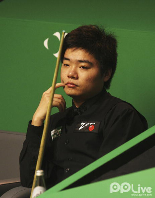 父母賽場(chǎng)助陣 丁俊暉苦戰(zhàn)九局驚險(xiǎn)逆轉(zhuǎn)過(guò)關(guān)