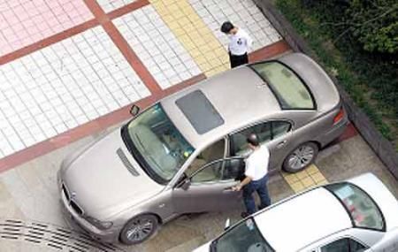 男子領完3883萬欲駕寶馬車離去