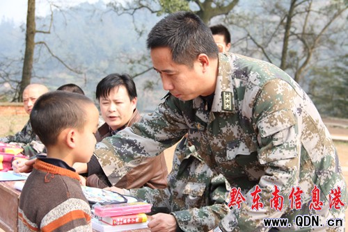 黎平瑤鄉10名孤兒有了“軍爸爸”(圖)