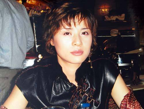 家人否認跑路女老板從其父任職銀行借1000萬