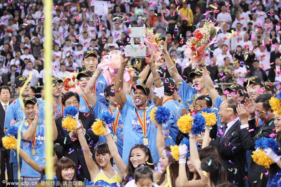 �P�˾W(w��ng)�w��Ӎ �����r(sh��)�g3��30������2011-2012ِ��CBA���Qِ�����(ch��ng)�ڱ����f���_(d��)�����������õ�ِ�c(di��n)�ı����(du��)������(ch��ng)��124-121��(zh��n)��?g��u)V�|�����ȷ�4-1�Z�ñ�ِ���Ŀ���܊���@�Ǳ����(du��)��CBA�Ěvʷ���״ΊZ�ڣ�Ҳ�ɞ�CBA�vʷ�ϵ���֧�õ�����܊�����(du��)���D���R��������(ji��ng)����