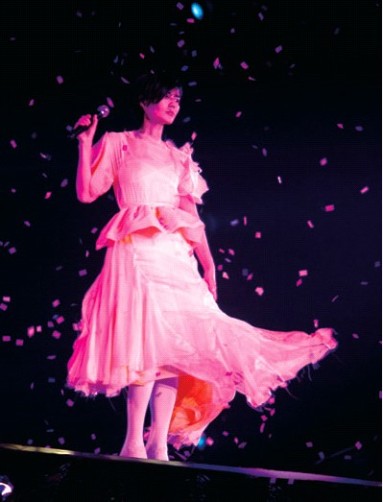 王菲昆明開唱自掀裙角 裸妝粗眉秋千跳舞(圖)