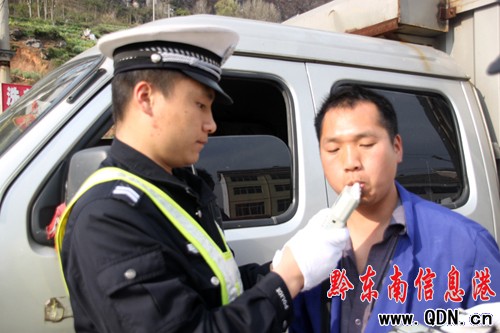 多警種協作宣傳整治兩結合凈化清明路面秩序