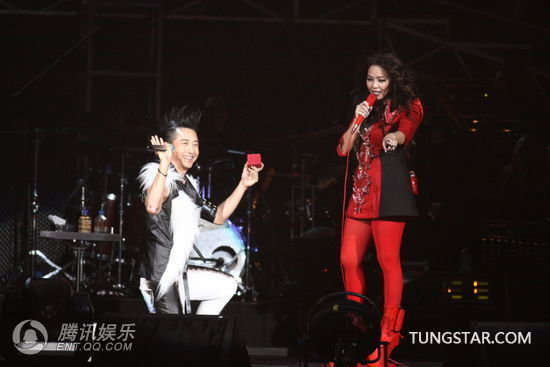 庾澄慶愚人節當眾向張惠妹“求婚” 現場接吻