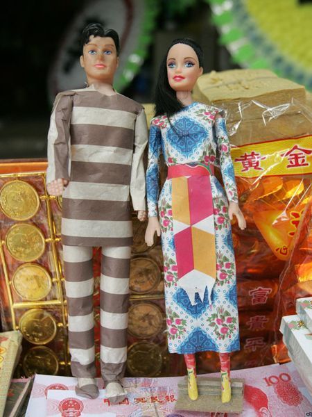 清明祭品新花樣:二奶小三可訂做 大的20元小的15元