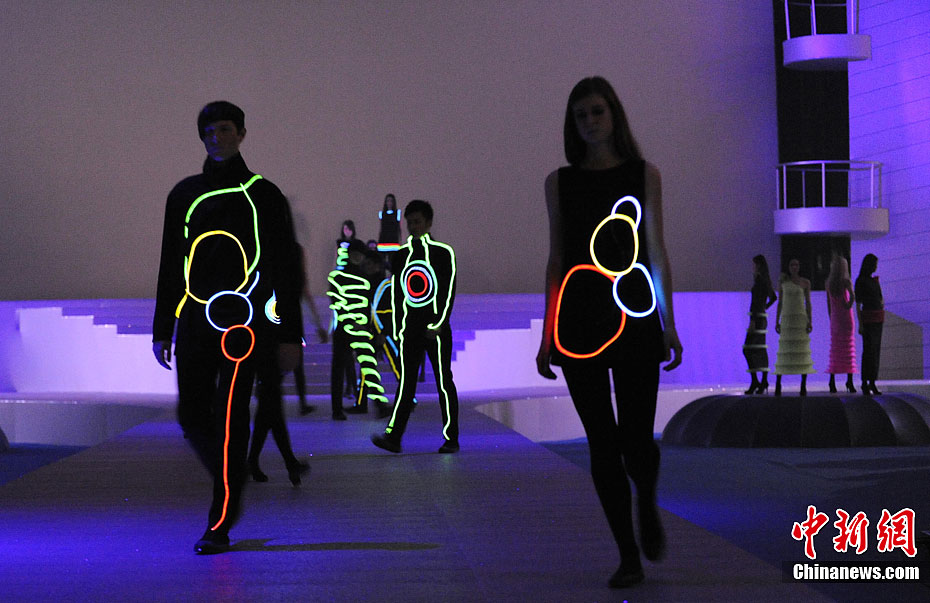 模特身穿發光時裝走秀水立方