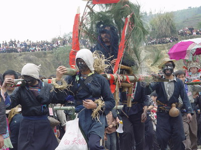 侗家狂歡節(jié)——抬官人(圖)