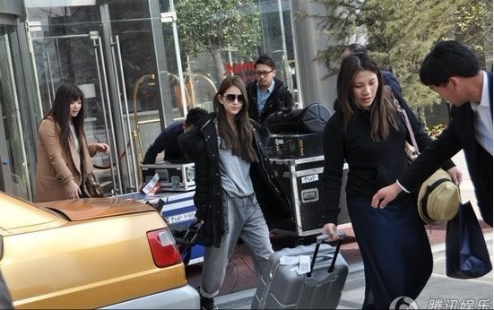 組圖:昆凌素顏戴墨鏡外出 被偷拍完全不介意