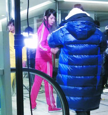 重慶妹在首爾當(dāng)群演 揭秘?zé)衢T(mén)韓劇拍攝實(shí)況