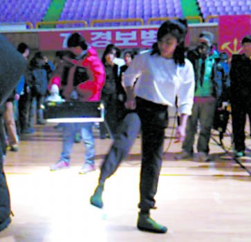 重慶妹在首爾當(dāng)群演 揭秘?zé)衢T(mén)韓劇拍攝實(shí)況