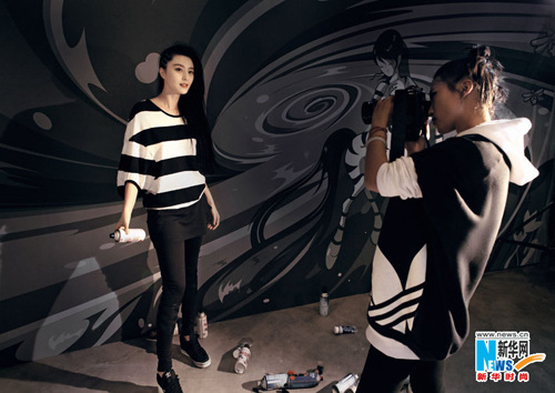 范冰冰黑白潮裝拍廣告 輕撫飄逸長發(圖)