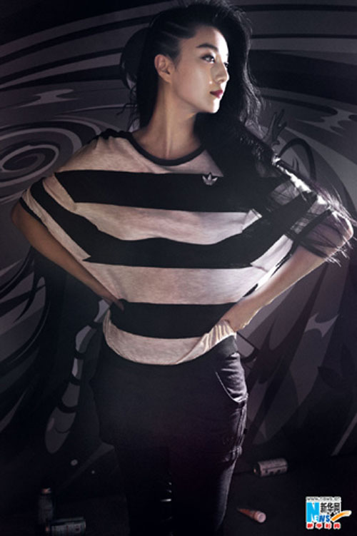 范冰冰黑白潮裝拍廣告 輕撫飄逸長發(圖)