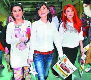 SHE合體看演唱會 Selina自備凳子讓腿伸直(圖)