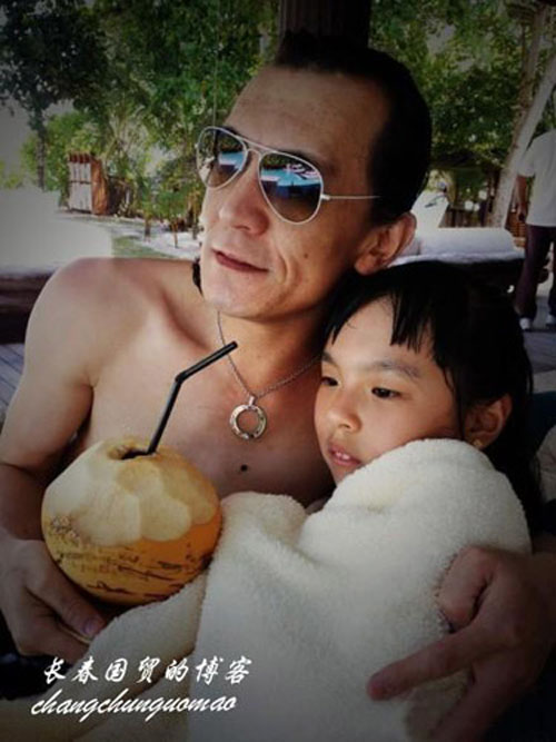 李詠全家非洲度假 變身老頑童陪女兒盡情玩耍(圖)