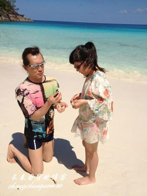 李詠全家非洲度假 變身老頑童陪女兒盡情玩耍(圖)