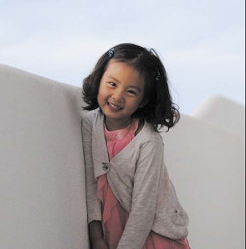 黃磊一家三口現(xiàn)身機場 緊抓愛女倍顯父愛(圖)