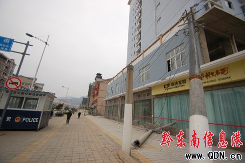 電桿拉線被絆斷 10根電桿齊刷刷倒下(圖)