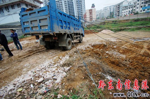 電桿拉線被絆斷 10根電桿齊刷刷倒下(圖)