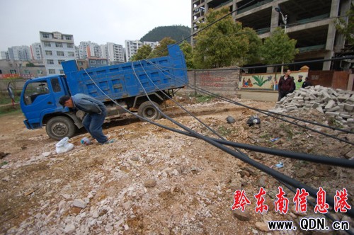 電桿拉線被絆斷 10根電桿齊刷刷倒下(圖)