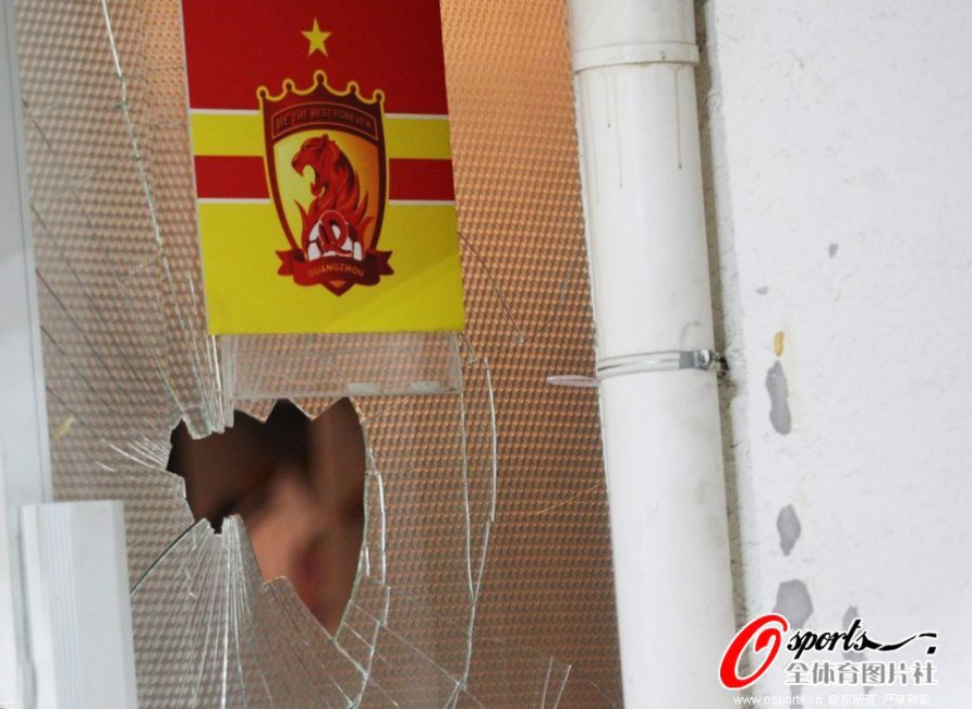 2012��4��8�գ��г���5݆��һ����ِ�У������������F���˺͡��ϰ���F��꠵���˹��������L���ڽ��^�Ȼ����֣�˦�_��¡ŭ�����T���˺󲻾ã��H�H����26�����ı�¡��������䨓Q�¡��ڻص������Ϣ�ҵ�·;�У���¡�O�䲻�M��һȭ��������Ϣ���T�Ĳ�����Ȼ�󼤄ӵ����M����Ϣ�ҡ��D�鱻����Ĳ�����