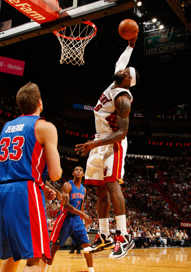 2012��4��9����2011-2012ِ��NBA��Ҏِ���~���ܟ������ӭ��������mȻ�W늂b�f��ȱꇣ���ղķ˹����ȫ����ߵ�26�������������I�£��������98��75�p�ɓ��˻������ɹ��ͻ����D��ղķ˹�������۰Ԛ�ʮ����