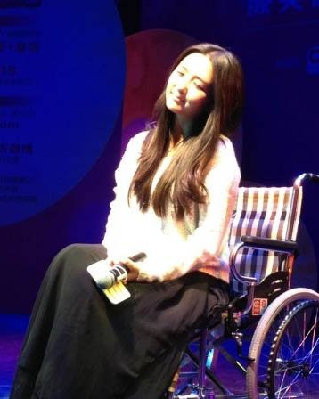 何潔坐輪椅出席網絡演唱會 稱“太二”摔成骨裂