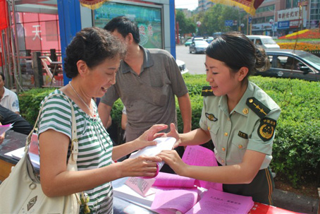 吳青玲(右一)在講解宣傳消防知識
